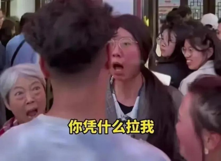 抓住机会赚钱！插队女微博获得了不少赞赏