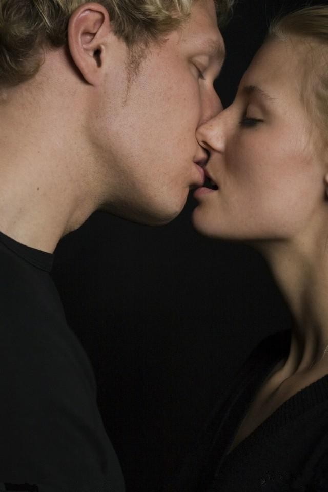 那些甜蜜拥吻的微信头像爱情就是从无水印开始